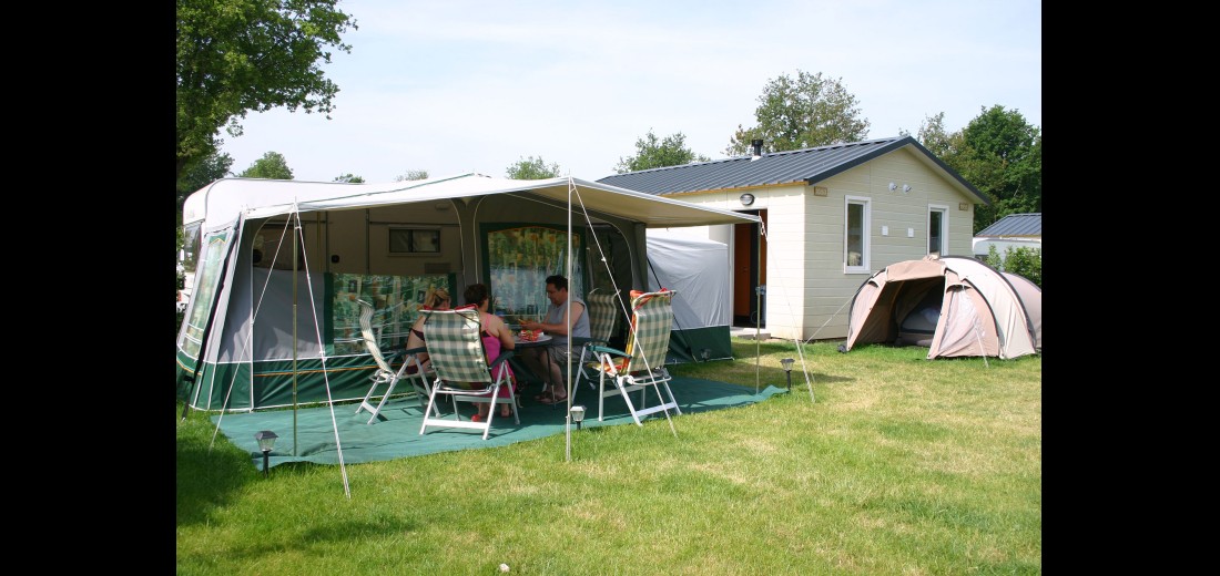 TOTAALCOMFORT_KAMPEREN_CARAVAN_VOORTENT_PUBTENTJE_GEZIN_TAFEL_ETEN_2014.JPG