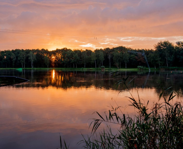 NATUUR_SCHATBERG_VIJVER_MEER_ZONSONDERGANG_ROOD.jpg