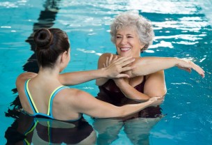 young-trainer-helping-senior-woman-aqua-aerobics-1024x680.jpg