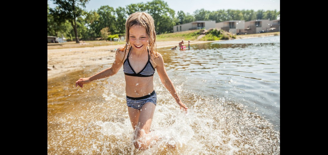 Spetteren in het zwemmeer