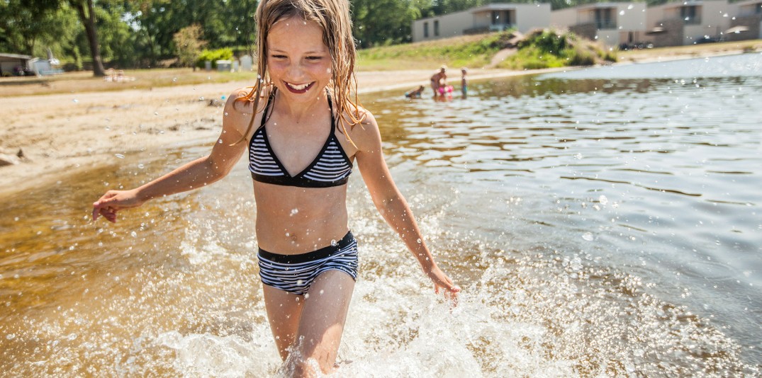 Spetteren in het zwemmeer