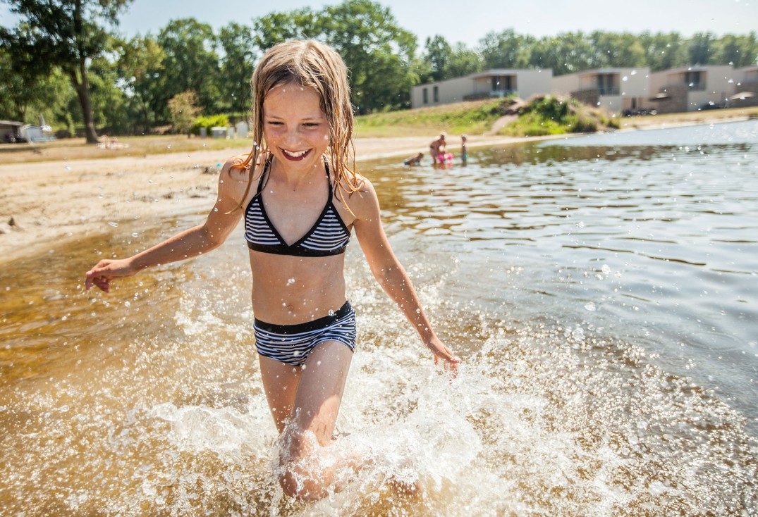 Spetteren in het zwemmeer