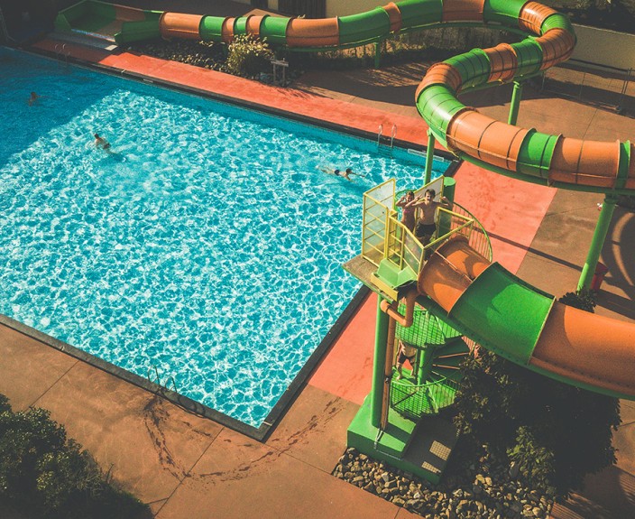 Buitenbad met glijbaan