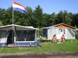 SUPERCOMFORT_KAMPEREN_CARAVAN_VOORTENT_VLAG_GEBOUWTJE_PRIVESANITAIR.JPG