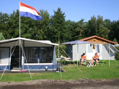 SUPERCOMFORT_KAMPEREN_CARAVAN_VOORTENT_VLAG_GEBOUWTJE_PRIVESANITAIR.JPG