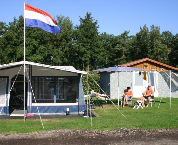 SUPERCOMFORT_KAMPEREN_CARAVAN_VOORTENT_VLAG_GEBOUWTJE_PRIVESANITAIR.JPG