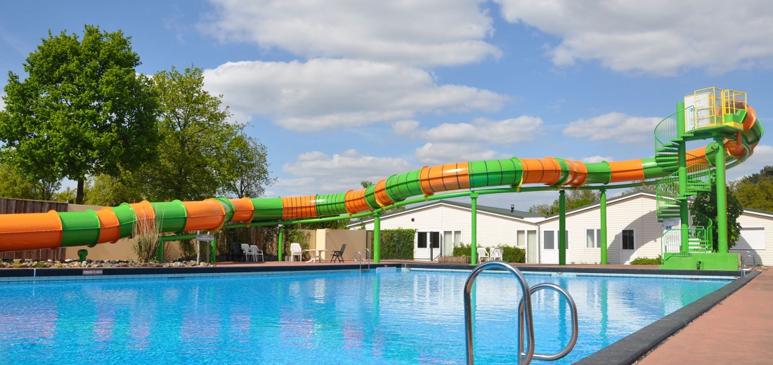 Buitenbad met glijbaan