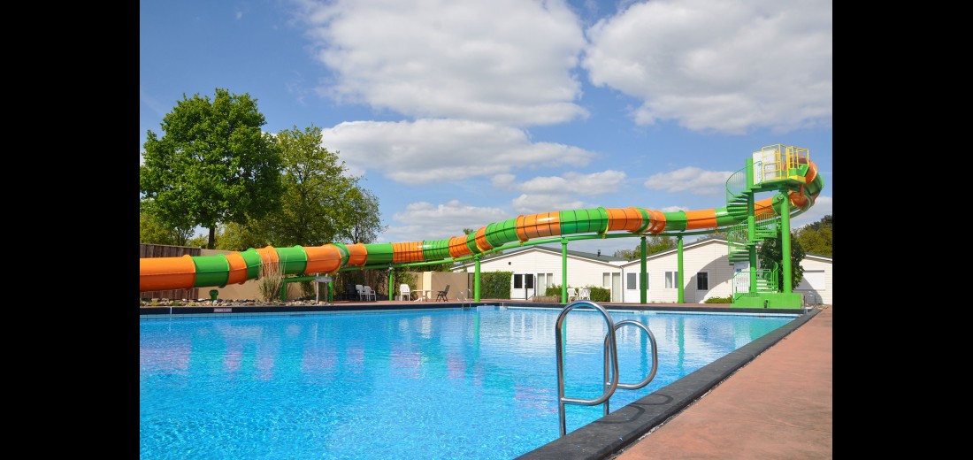 Buitenbad met glijbaan