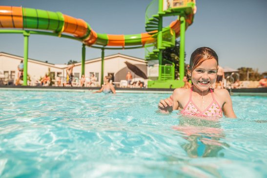 Buitenbad met glijbaan
