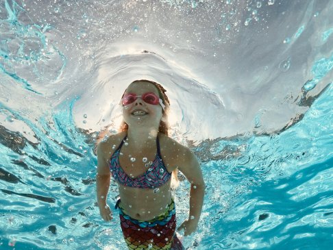 Onderwater in het buitenbad