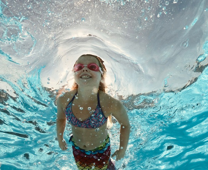 Onderwater in het buitenbad