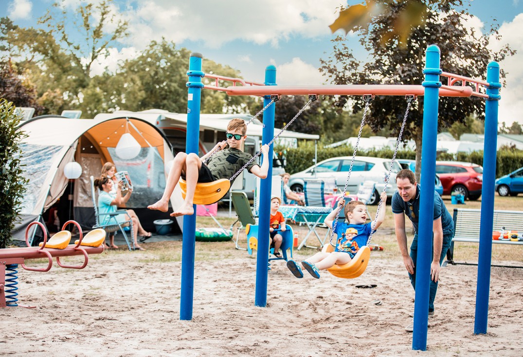 Speeltoestel op het Kinderveld