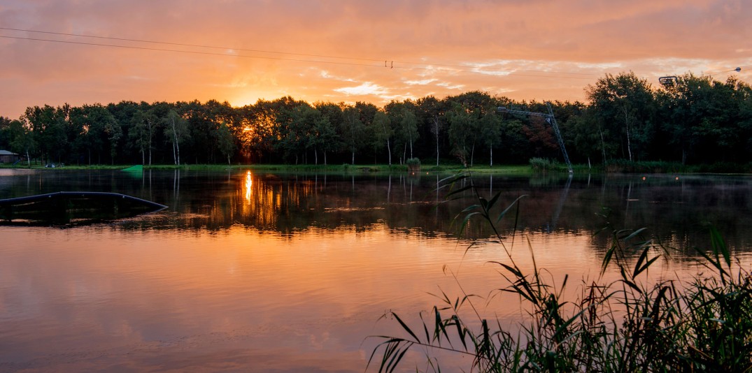 NATUUR_SCHATBERG_VIJVER_MEER_ZONSONDERGANG_ROOD.jpg
