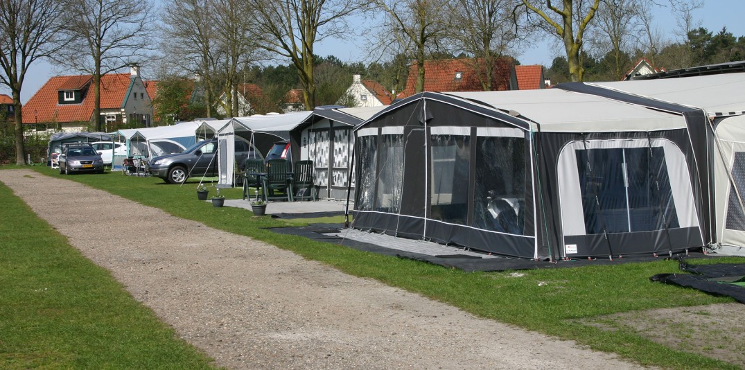 COMFORTPLAATSEN_KAMPEREN_F3_CARAVANS_VOORTENTEN_PAD_GRASVELD.JPG